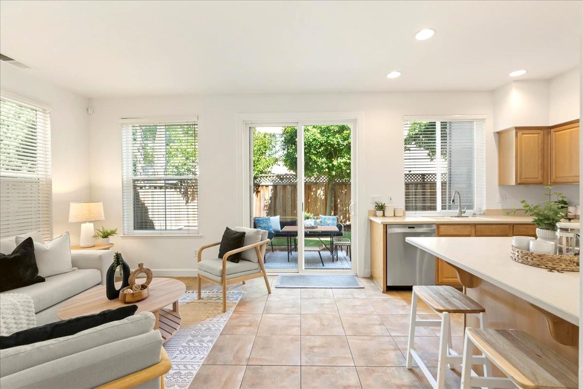 Detail Gallery Image 10 of 34 For 105 Estrada Dr, Mountain View,  CA 94043 - 4 Beds | 2/1 Baths