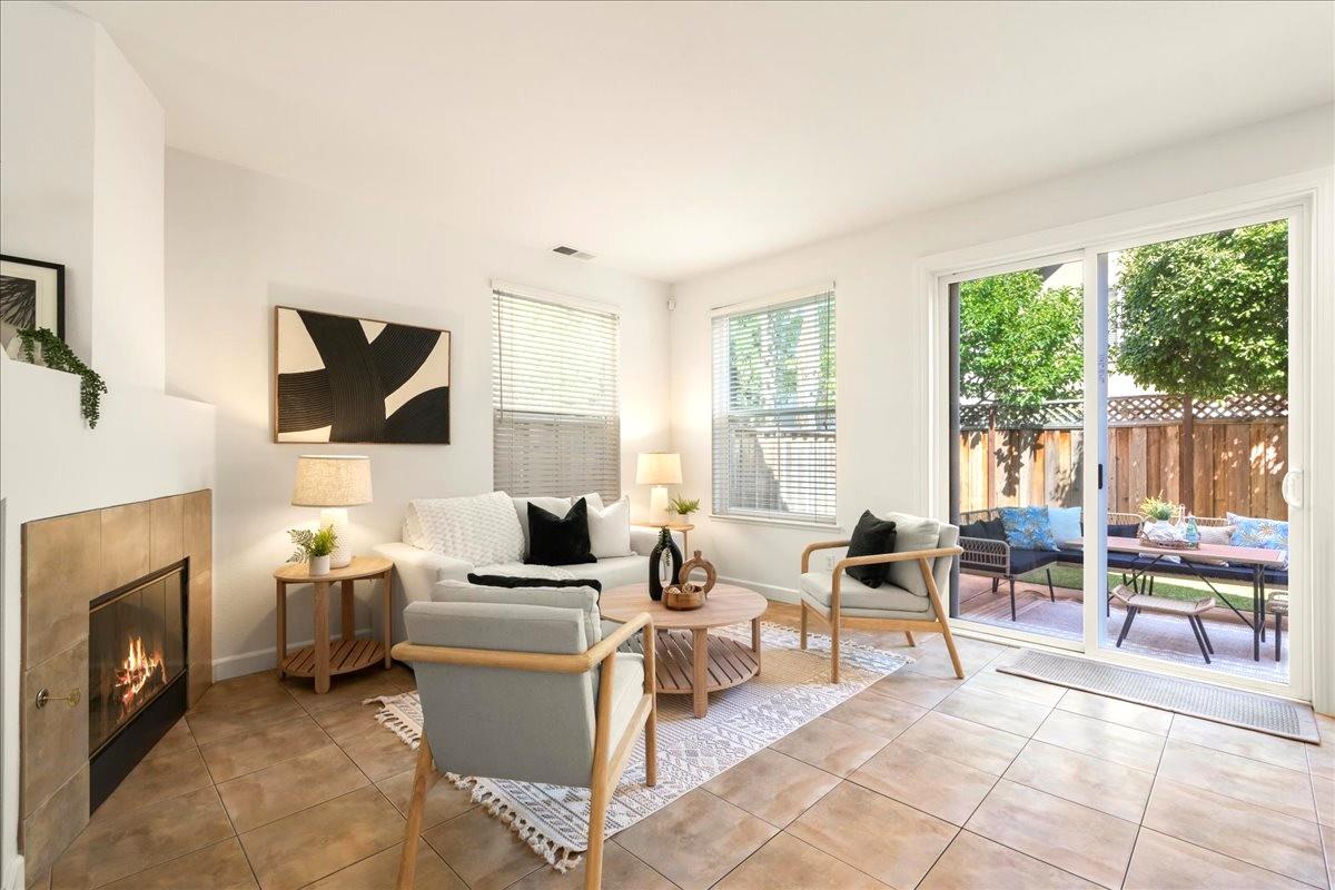 Detail Gallery Image 11 of 34 For 105 Estrada Dr, Mountain View,  CA 94043 - 4 Beds | 2/1 Baths