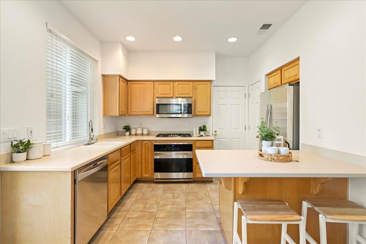 Detail Gallery Image 14 of 34 For 105 Estrada Dr, Mountain View,  CA 94043 - 4 Beds | 2/1 Baths
