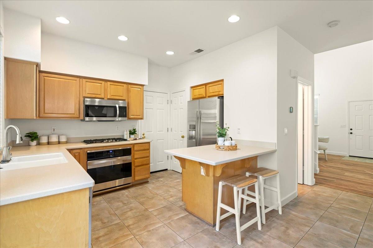 Detail Gallery Image 15 of 34 For 105 Estrada Dr, Mountain View,  CA 94043 - 4 Beds | 2/1 Baths