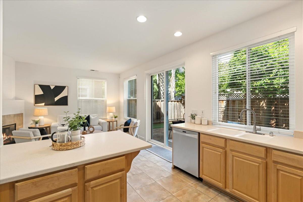 Detail Gallery Image 16 of 34 For 105 Estrada Dr, Mountain View,  CA 94043 - 4 Beds | 2/1 Baths