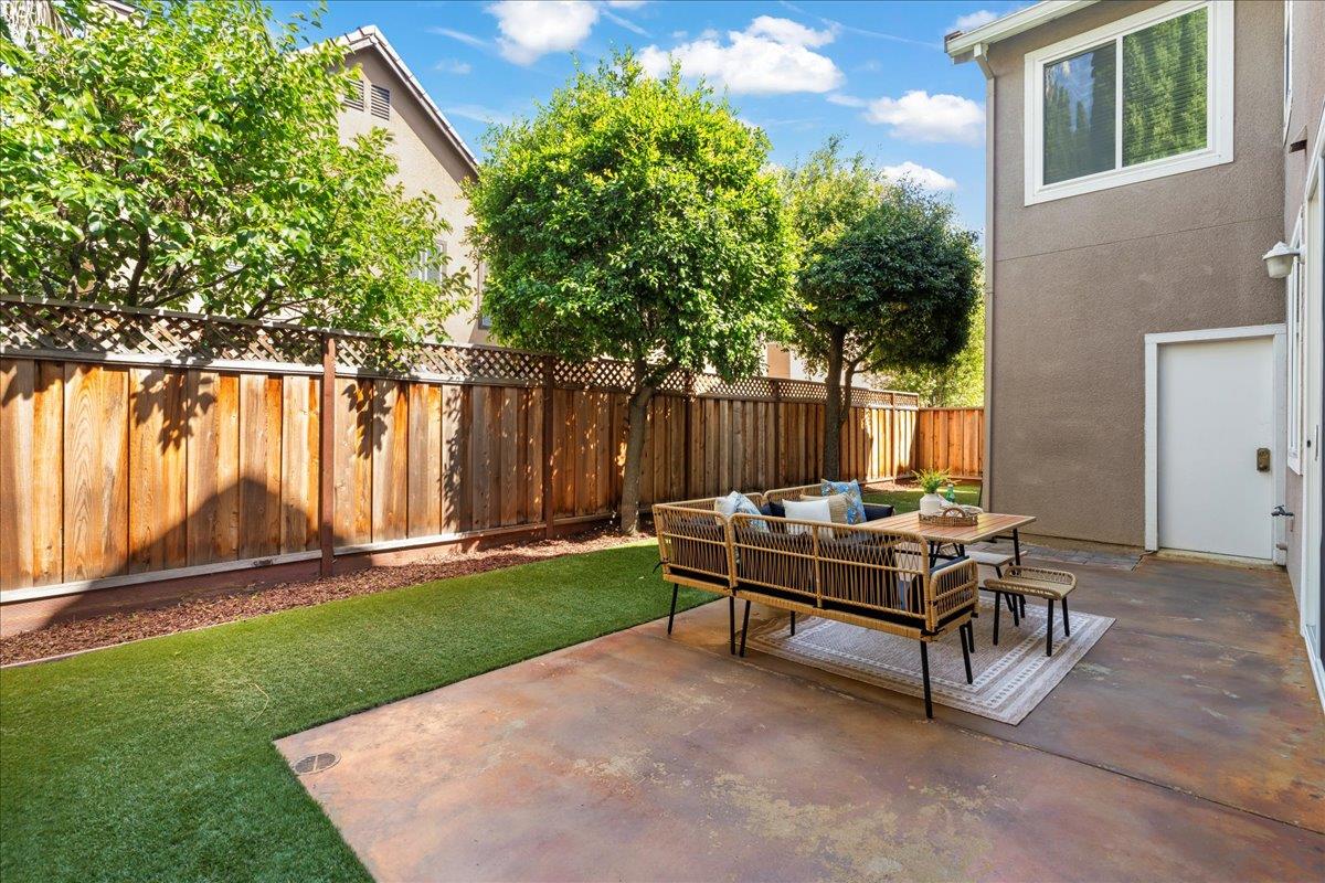 Detail Gallery Image 30 of 34 For 105 Estrada Dr, Mountain View,  CA 94043 - 4 Beds | 2/1 Baths