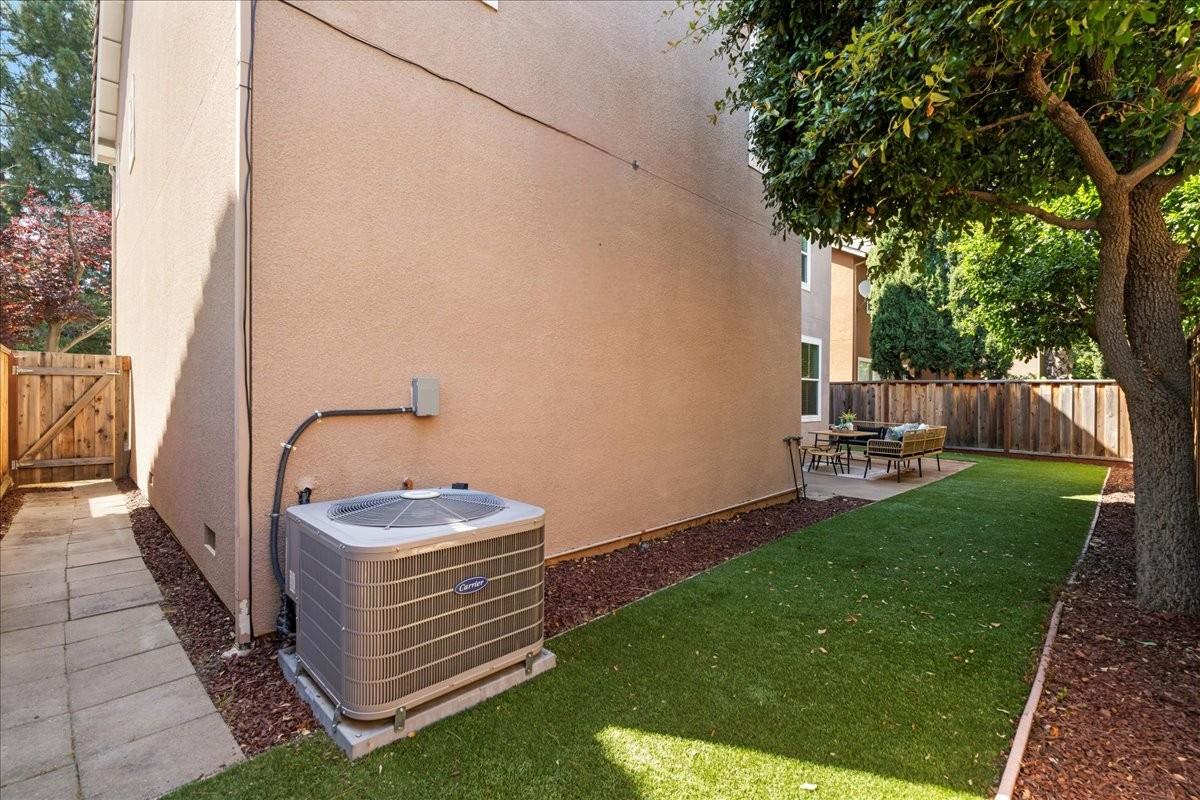 Detail Gallery Image 31 of 34 For 105 Estrada Dr, Mountain View,  CA 94043 - 4 Beds | 2/1 Baths