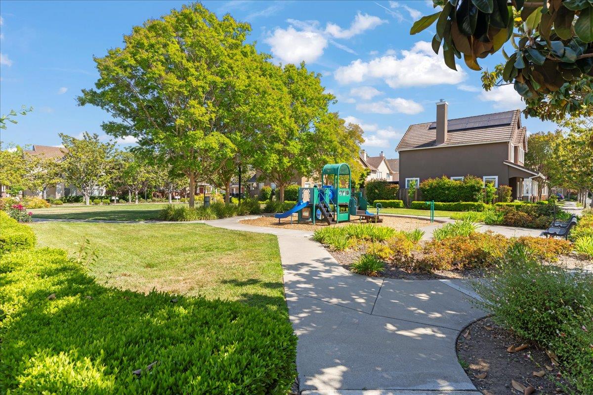 Detail Gallery Image 32 of 34 For 105 Estrada Dr, Mountain View,  CA 94043 - 4 Beds | 2/1 Baths