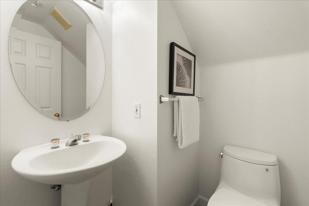 Detail Gallery Image 9 of 34 For 105 Estrada Dr, Mountain View,  CA 94043 - 4 Beds | 2/1 Baths