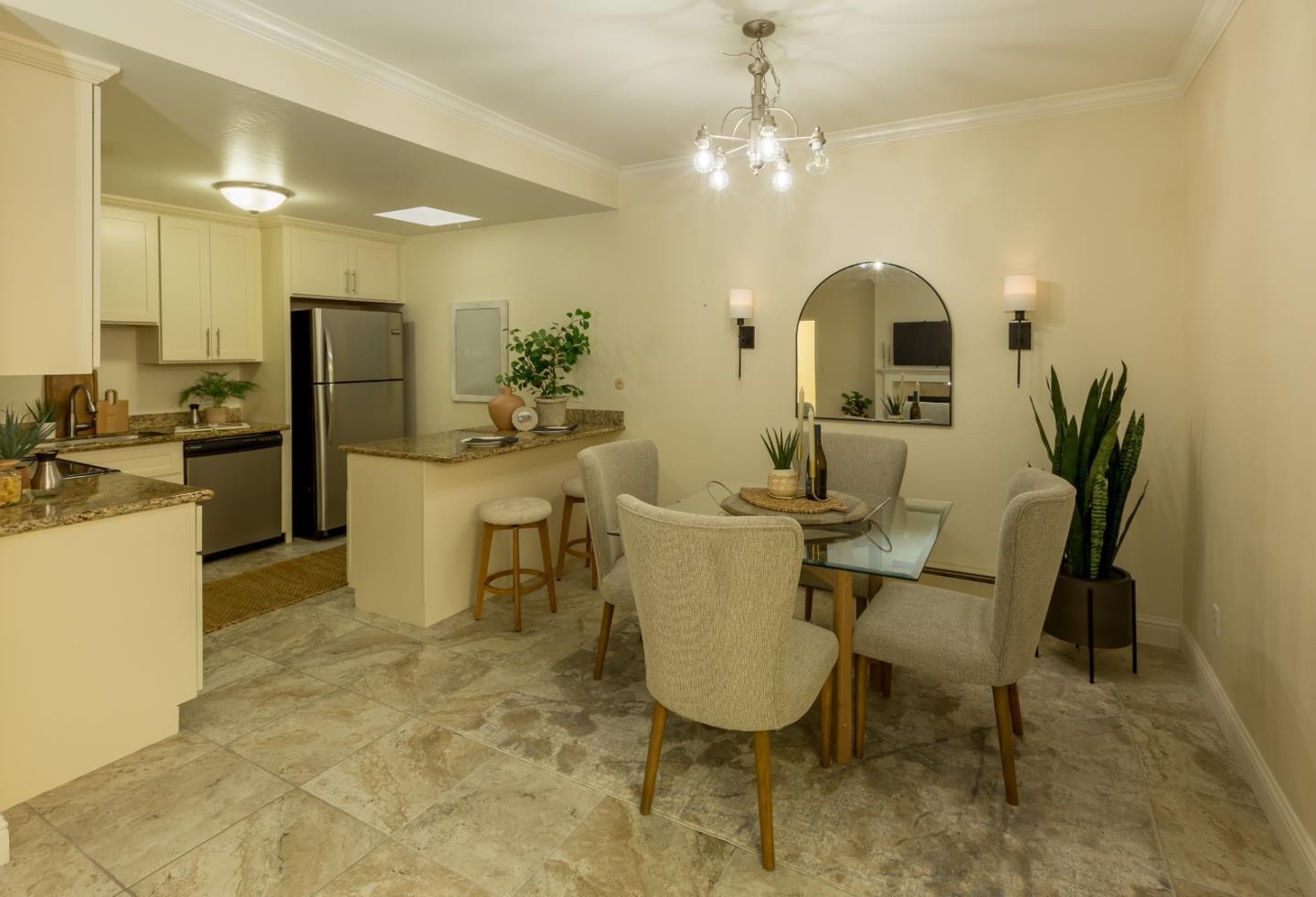 Detail Gallery Image 5 of 16 For Mission Se 4th St 3n,  Carmel,  CA 93923 - 1 Beds | 1 Baths
