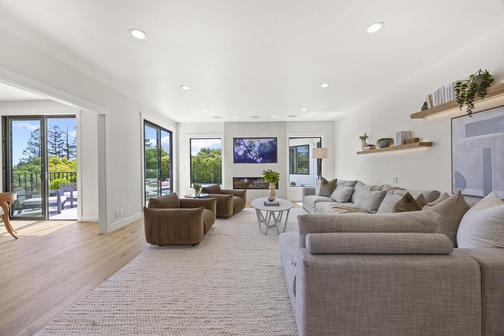 Detail Gallery Image 10 of 68 For 1095 Macadamia Dr, Hillsborough,  CA 94010 - 5 Beds | 5/1 Baths