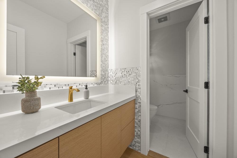 Detail Gallery Image 18 of 68 For 1095 Macadamia Dr, Hillsborough,  CA 94010 - 5 Beds | 5/1 Baths