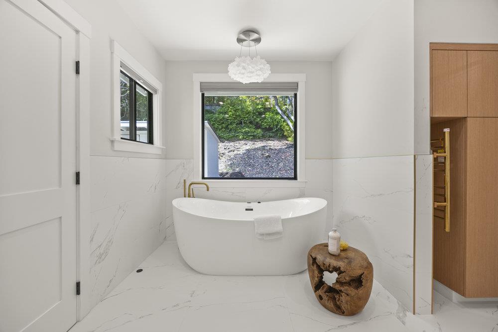 Detail Gallery Image 23 of 68 For 1095 Macadamia Dr, Hillsborough,  CA 94010 - 5 Beds | 5/1 Baths