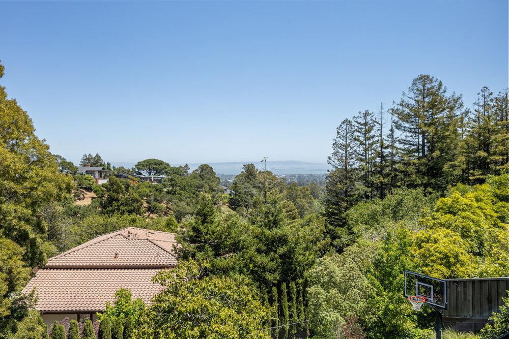 Detail Gallery Image 34 of 68 For 1095 Macadamia Dr, Hillsborough,  CA 94010 - 5 Beds | 5/1 Baths
