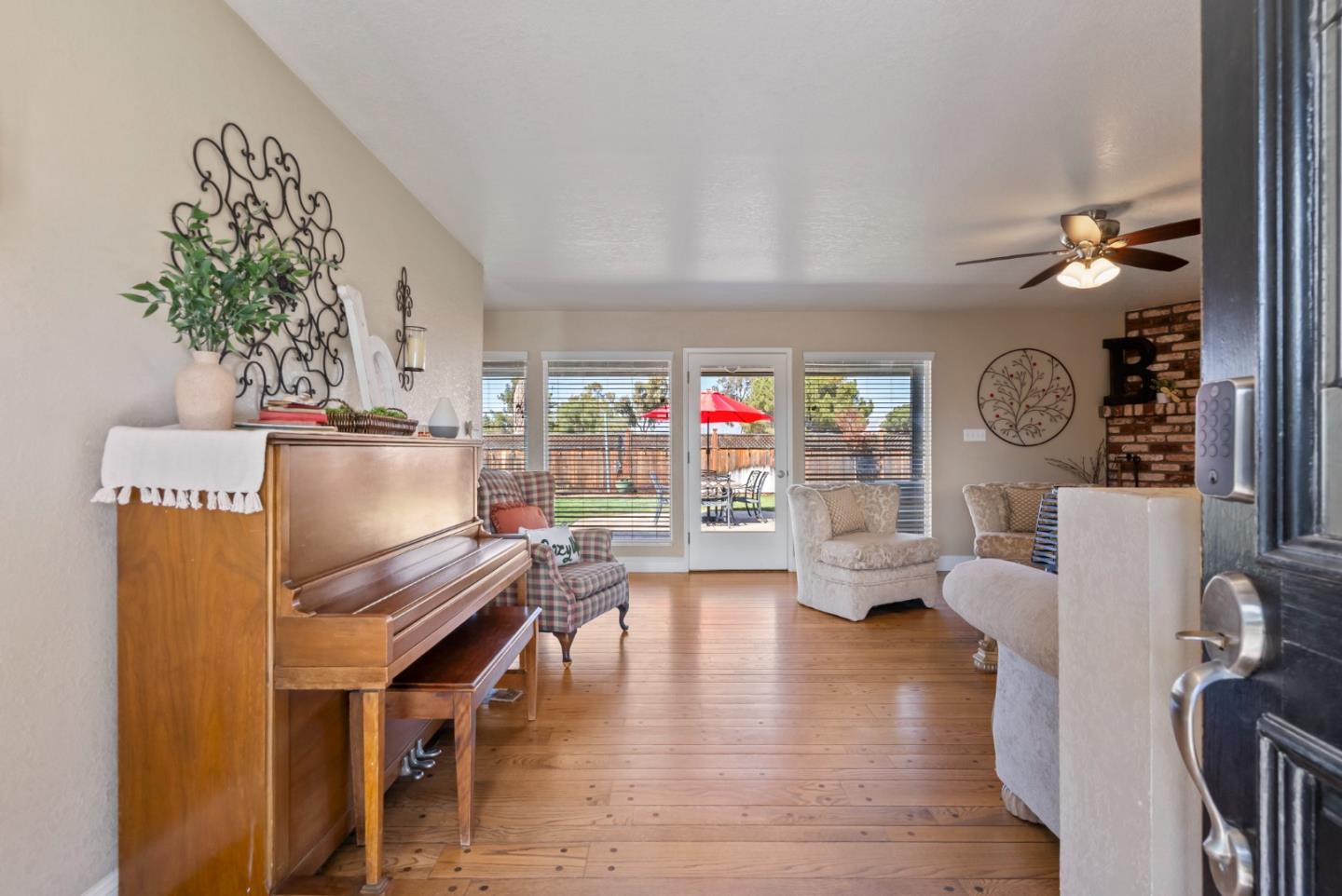 Detail Gallery Image 12 of 68 For 60 Dots Cir, Hollister,  CA 95023 - 3 Beds | 2/1 Baths