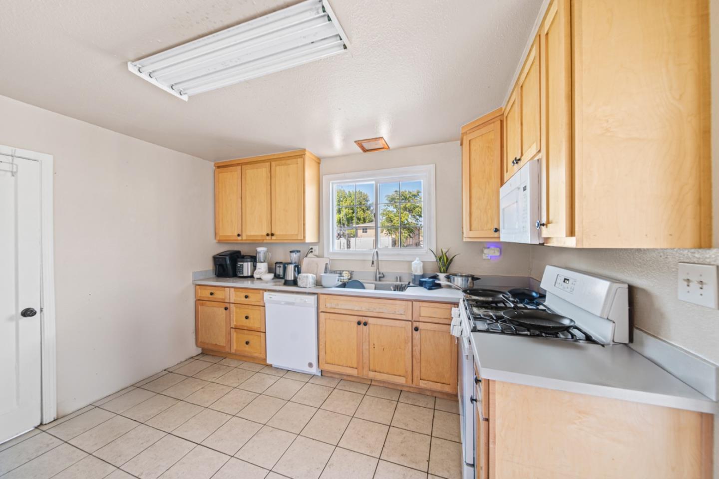 Detail Gallery Image 9 of 24 For 551 Washington St, Santa Clara,  CA 95050 - 6 Beds | 3 Baths