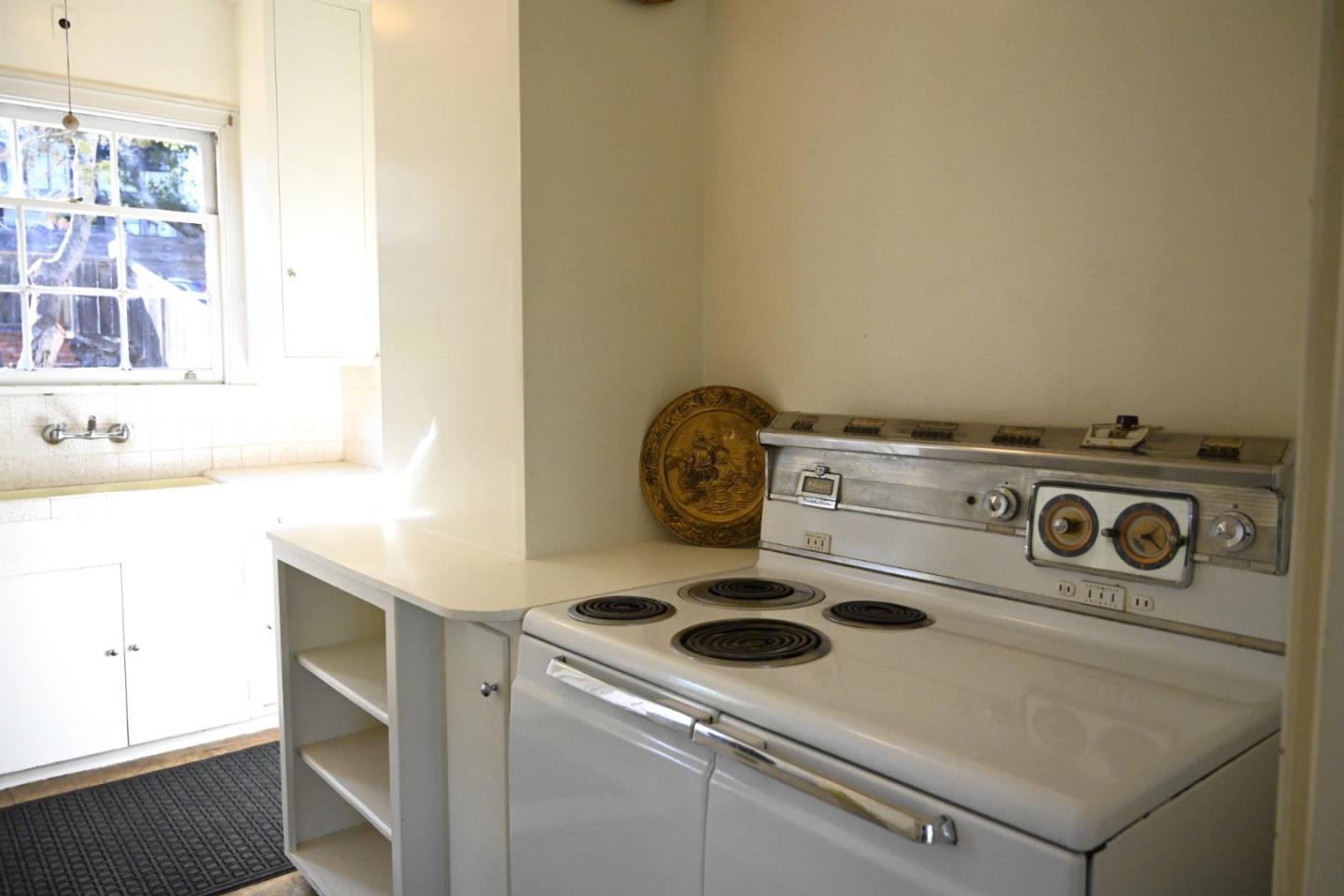 Detail Gallery Image 10 of 54 For 1920 Oak Knoll Dr, Belmont,  CA 94002 - 3 Beds | 2/1 Baths
