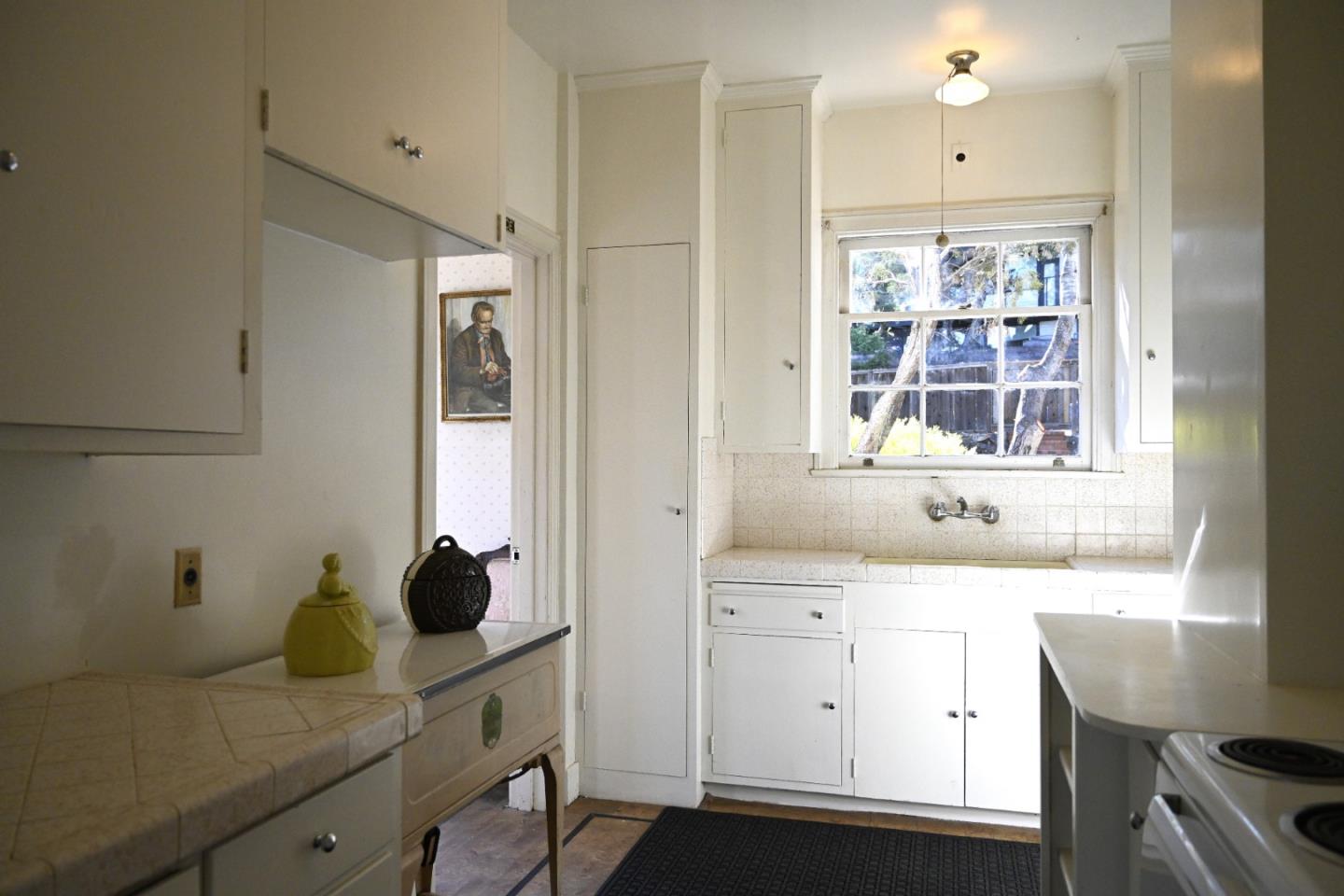 Detail Gallery Image 11 of 54 For 1920 Oak Knoll Dr, Belmont,  CA 94002 - 3 Beds | 2/1 Baths
