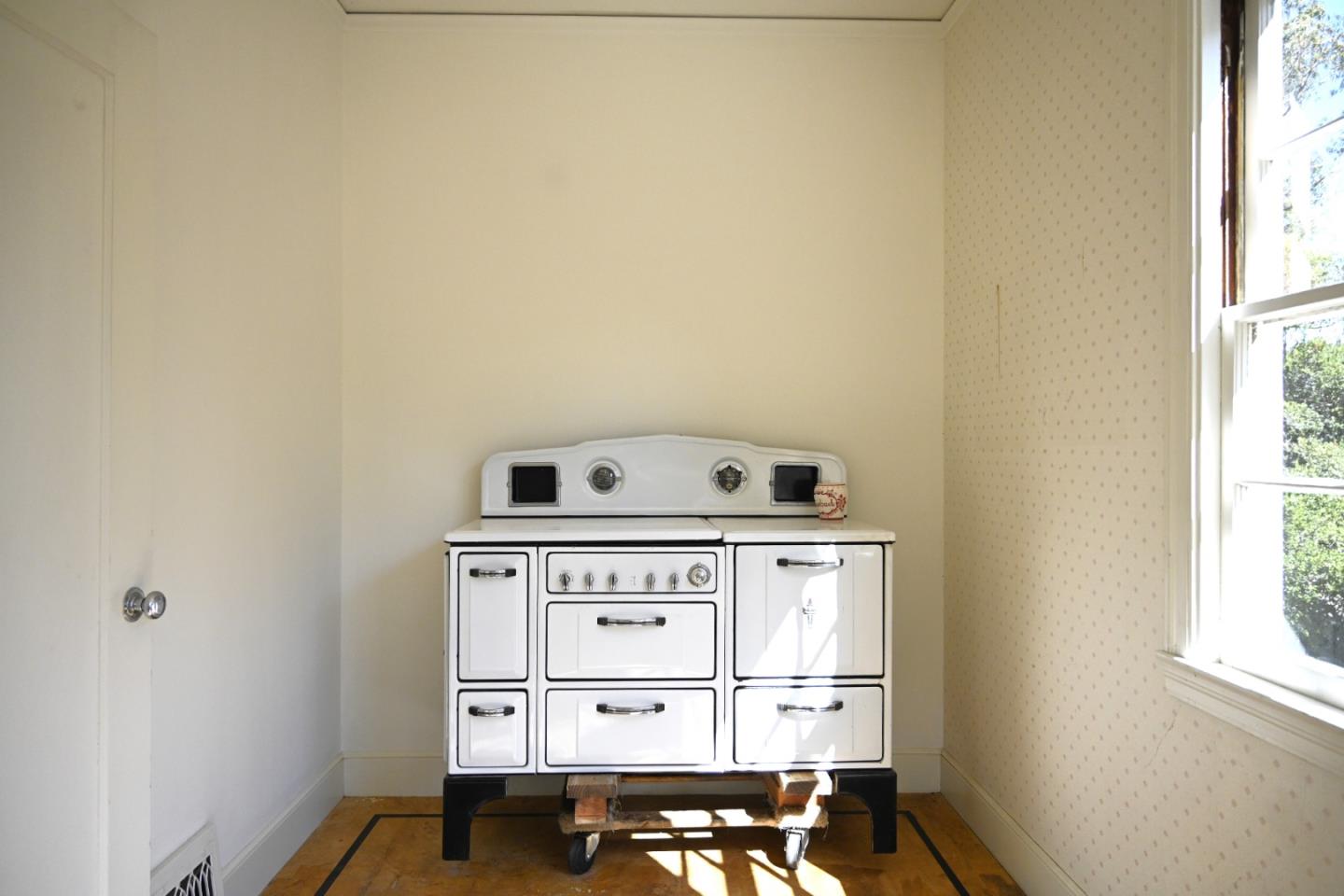 Detail Gallery Image 13 of 54 For 1920 Oak Knoll Dr, Belmont,  CA 94002 - 3 Beds | 2/1 Baths