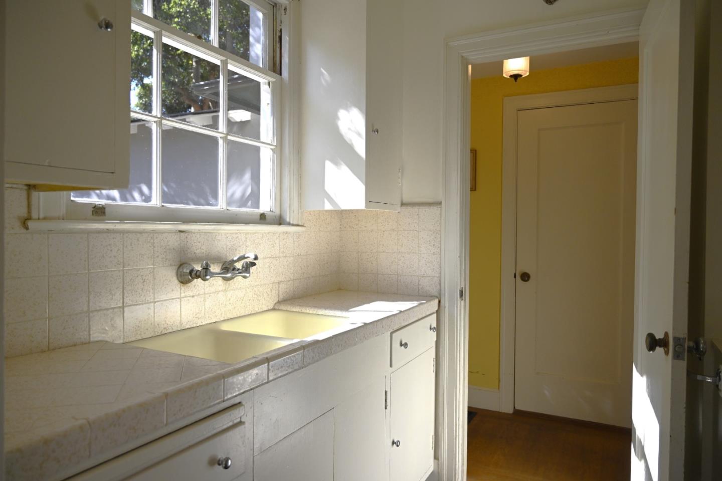 Detail Gallery Image 14 of 54 For 1920 Oak Knoll Dr, Belmont,  CA 94002 - 3 Beds | 2/1 Baths
