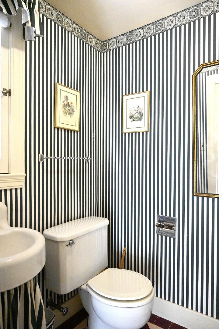 Detail Gallery Image 15 of 54 For 1920 Oak Knoll Dr, Belmont,  CA 94002 - 3 Beds | 2/1 Baths