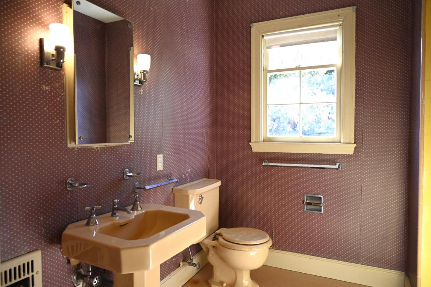 Detail Gallery Image 22 of 54 For 1920 Oak Knoll Dr, Belmont,  CA 94002 - 3 Beds | 2/1 Baths