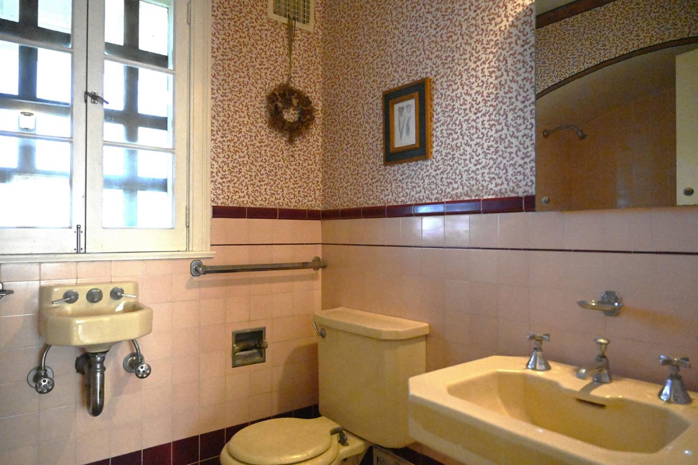 Detail Gallery Image 26 of 54 For 1920 Oak Knoll Dr, Belmont,  CA 94002 - 3 Beds | 2/1 Baths