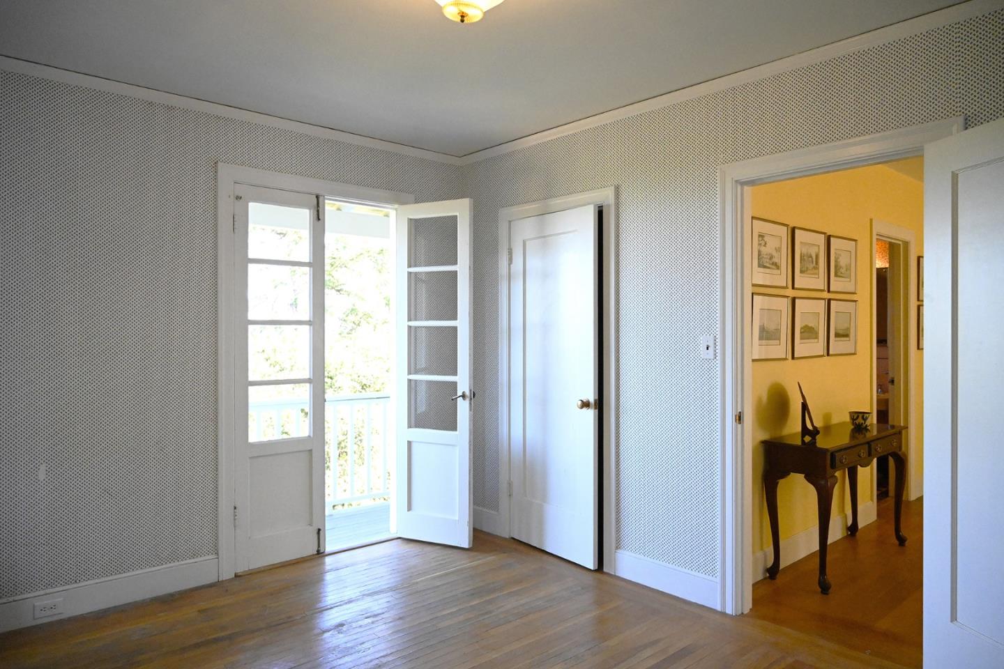Detail Gallery Image 28 of 54 For 1920 Oak Knoll Dr, Belmont,  CA 94002 - 3 Beds | 2/1 Baths
