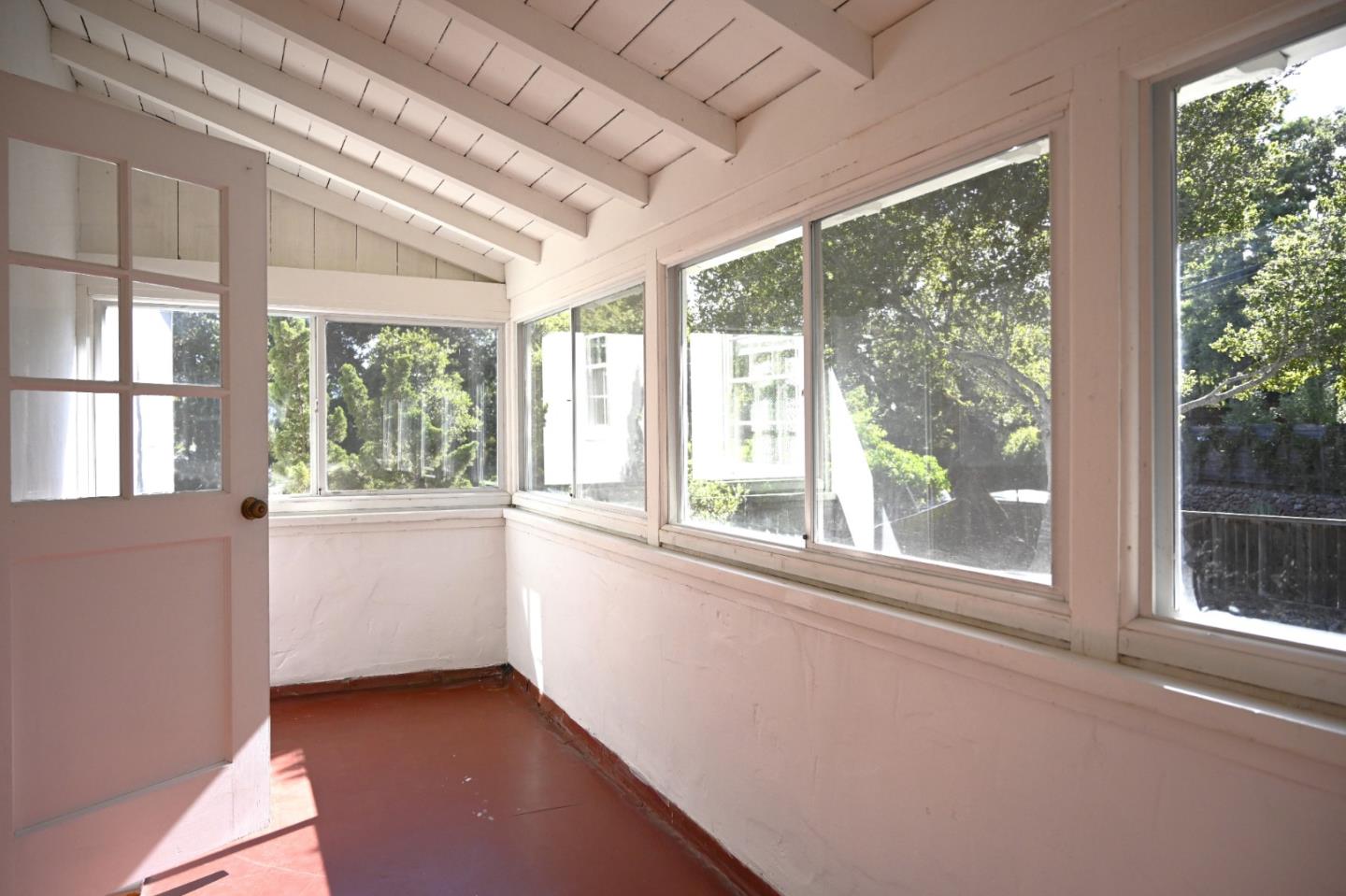 Detail Gallery Image 31 of 54 For 1920 Oak Knoll Dr, Belmont,  CA 94002 - 3 Beds | 2/1 Baths