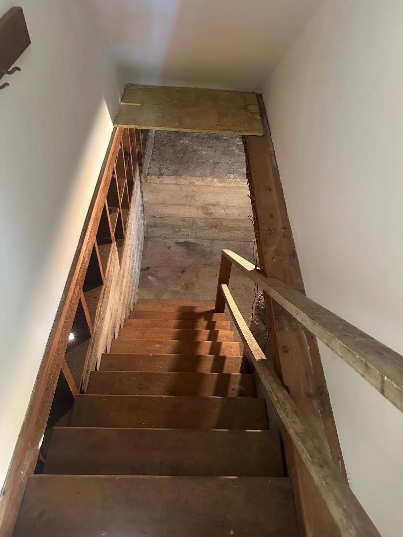 Detail Gallery Image 34 of 54 For 1920 Oak Knoll Dr, Belmont,  CA 94002 - 3 Beds | 2/1 Baths