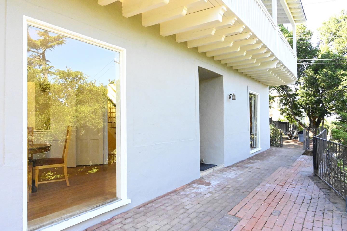 Detail Gallery Image 35 of 54 For 1920 Oak Knoll Dr, Belmont,  CA 94002 - 3 Beds | 2/1 Baths