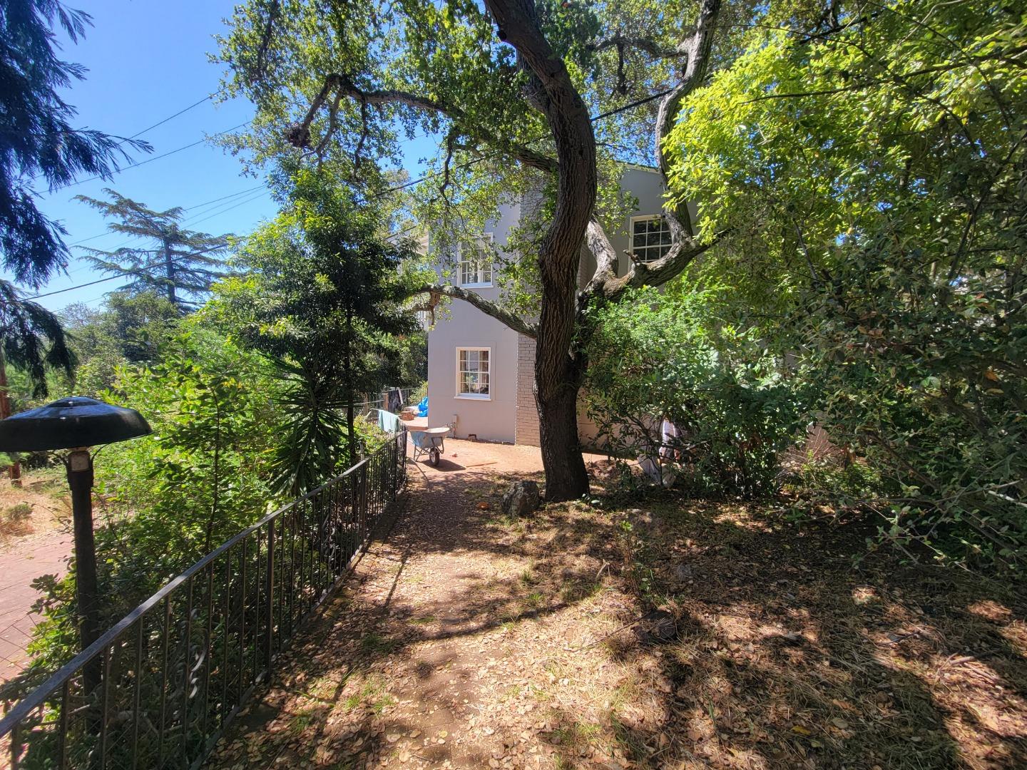 Detail Gallery Image 38 of 54 For 1920 Oak Knoll Dr, Belmont,  CA 94002 - 3 Beds | 2/1 Baths