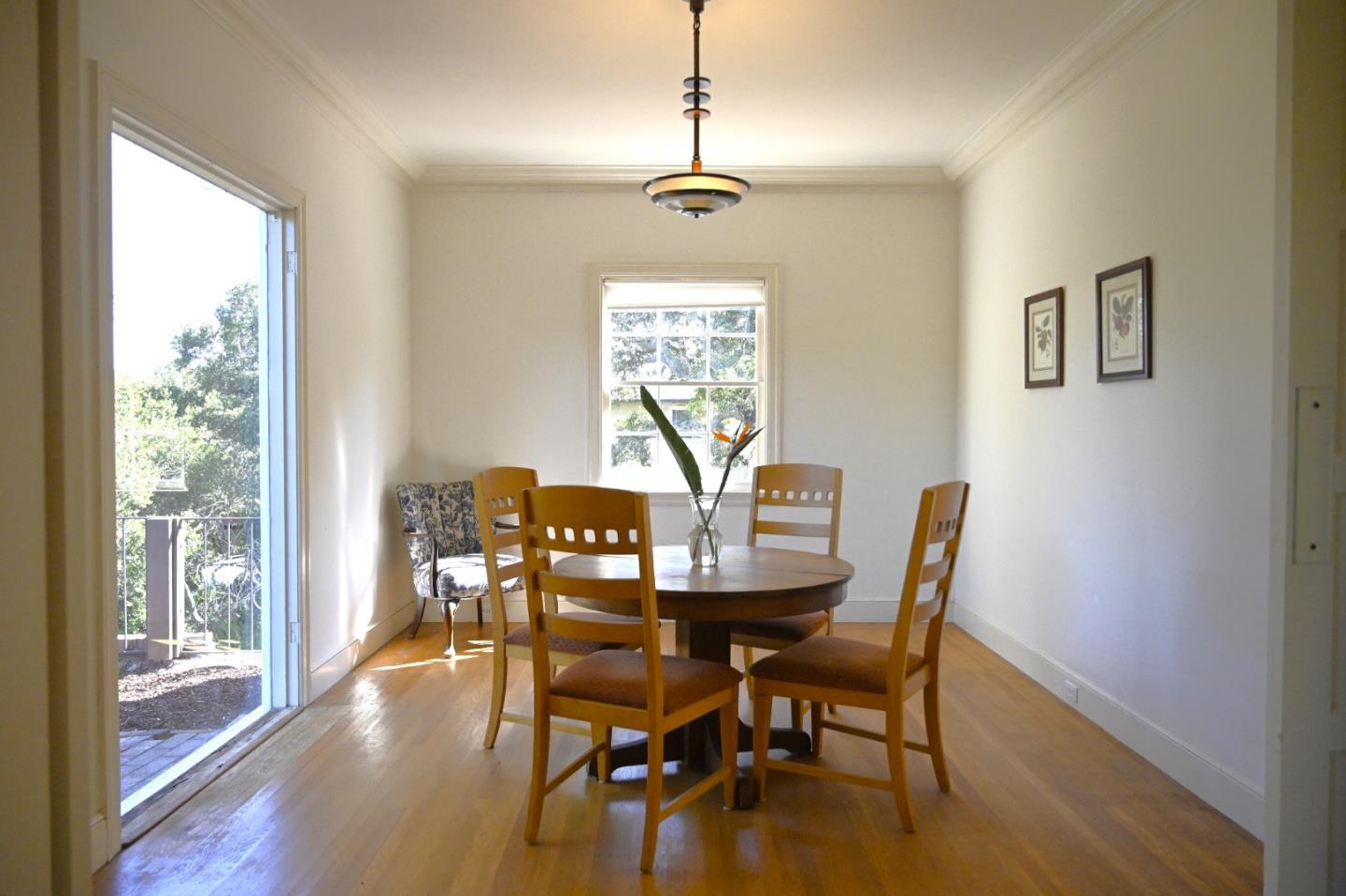 Detail Gallery Image 8 of 54 For 1920 Oak Knoll Dr, Belmont,  CA 94002 - 3 Beds | 2/1 Baths