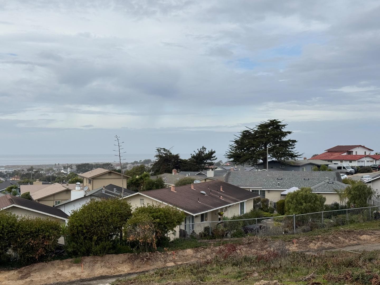 Detail Gallery Image 3 of 20 For 1841 Yosemite St, Seaside,  CA 93955 - 3 Beds | 1/1 Baths