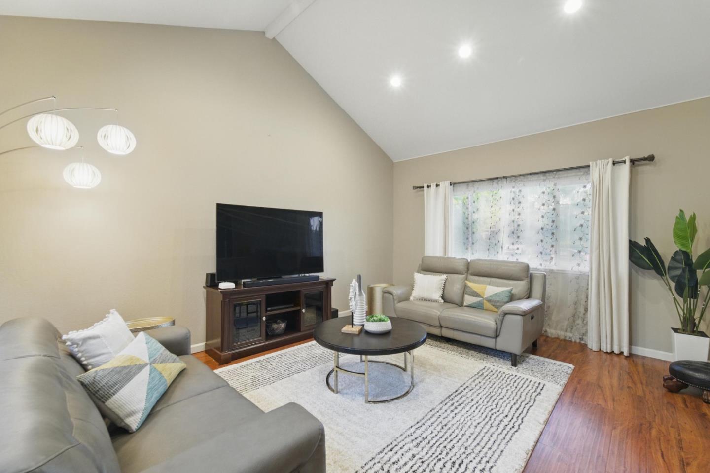 Detail Gallery Image 9 of 59 For 3821 Abbey Ct, Campbell,  CA 95008 - 4 Beds | 2/1 Baths