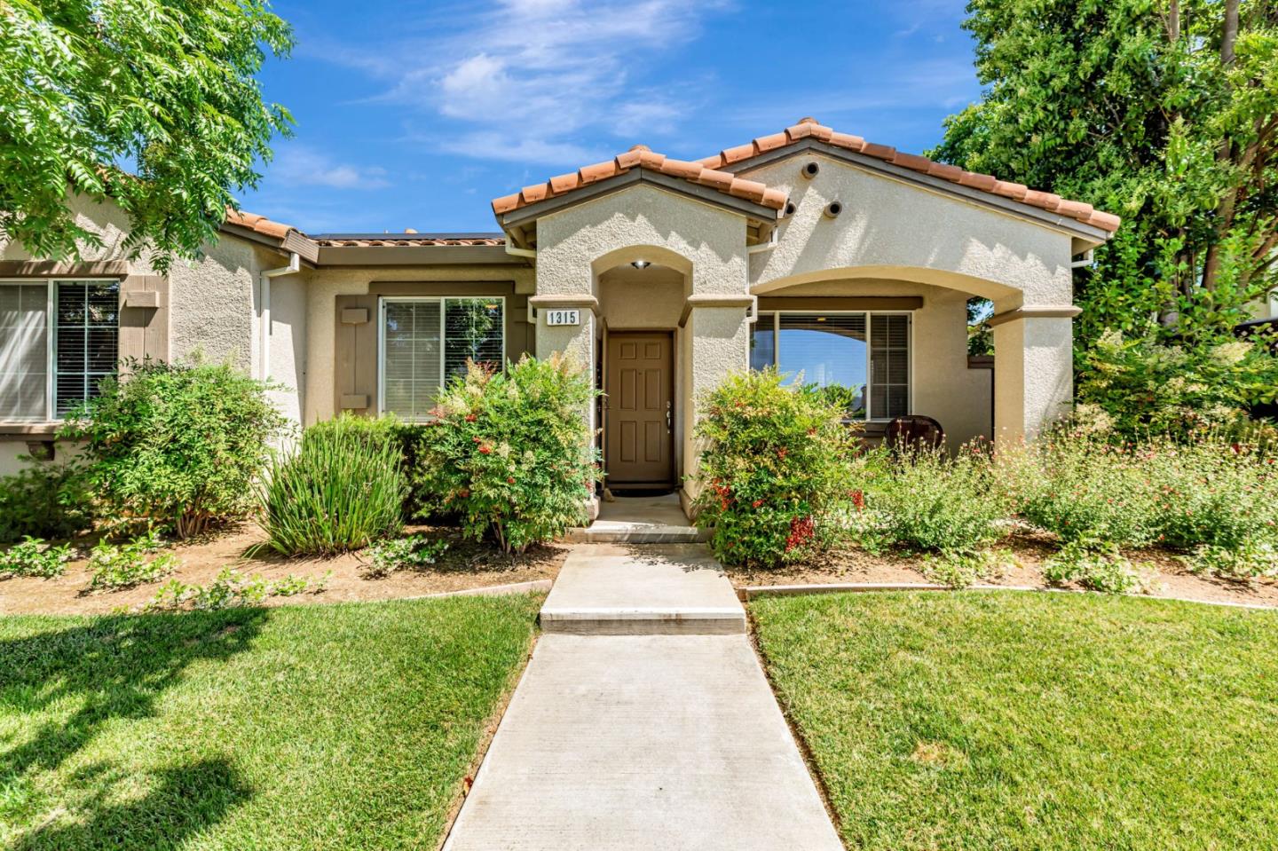 Detail Gallery Image 3 of 50 For 1315 Cypress Ct, Gilroy,  CA 95020 - 2 Beds | 2 Baths