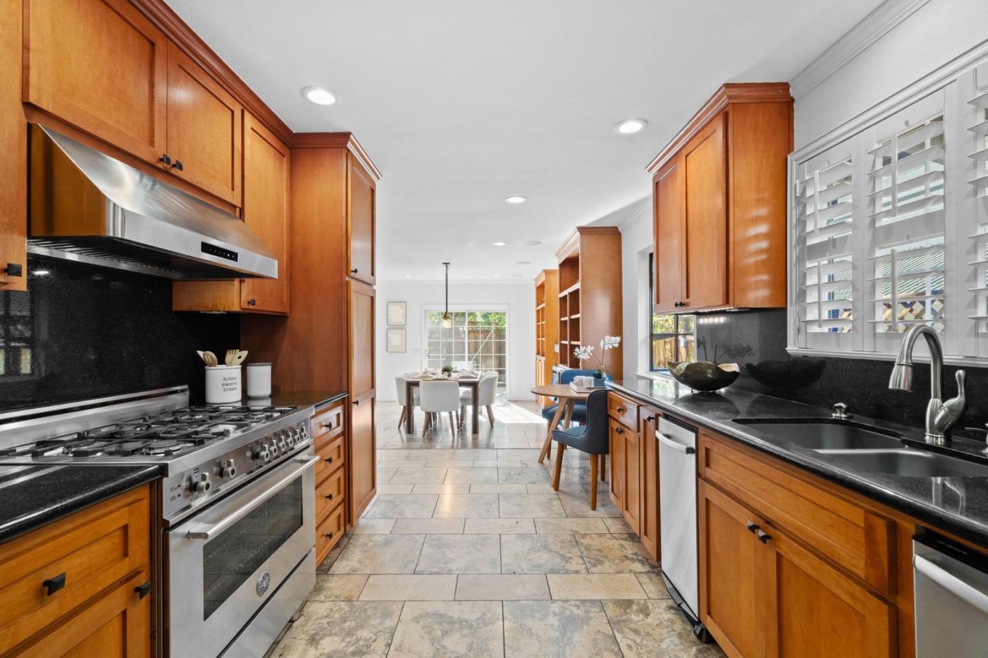 Detail Gallery Image 10 of 33 For 5749 San Lorenzo Dr, San Jose,  CA 95123 - 3 Beds | 2 Baths