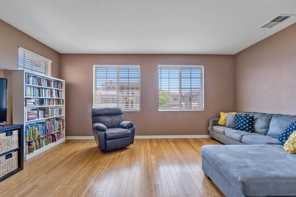 Detail Gallery Image 5 of 27 For 757 Roble St, Watsonville,  CA 95076 - 4 Beds | 2/1 Baths