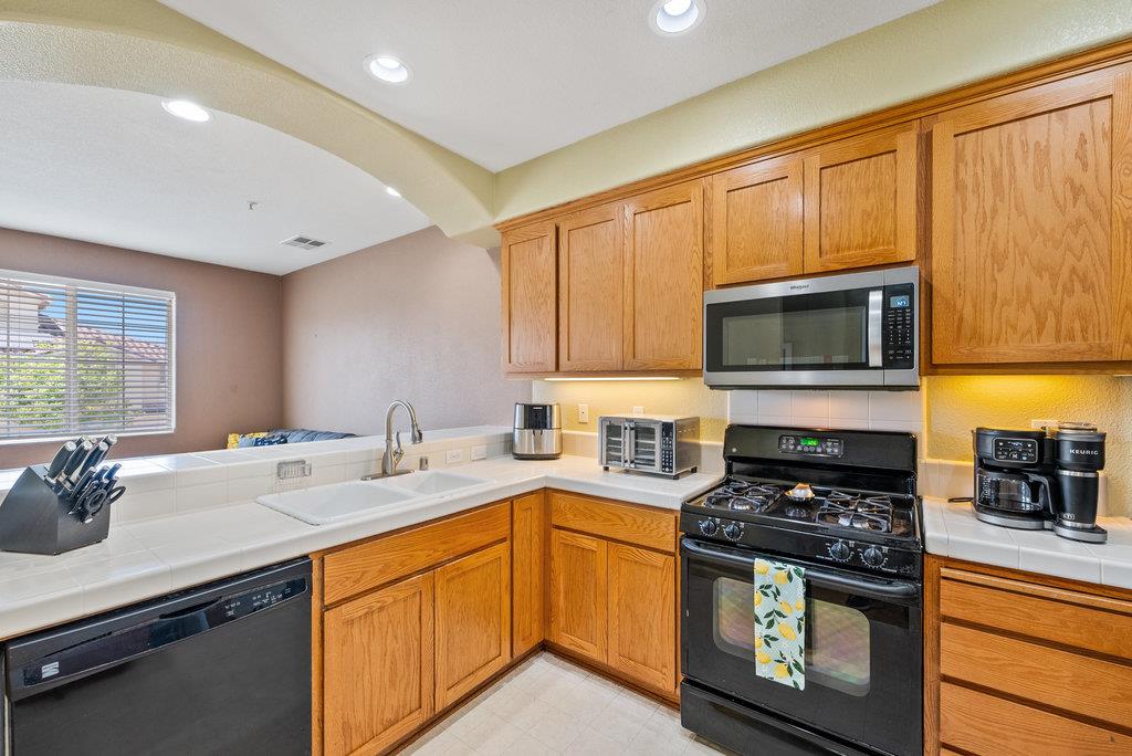Detail Gallery Image 8 of 27 For 757 Roble St, Watsonville,  CA 95076 - 4 Beds | 2/1 Baths