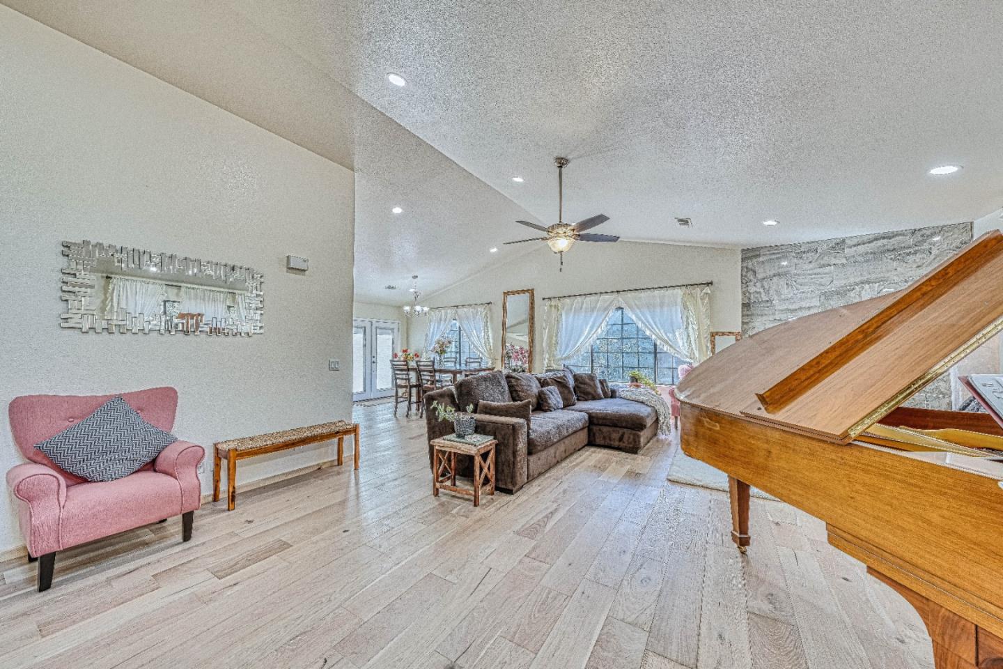 Detail Gallery Image 10 of 60 For 6640 Kim Ann Ln, Salinas,  CA 93907 - 4 Beds | 3 Baths