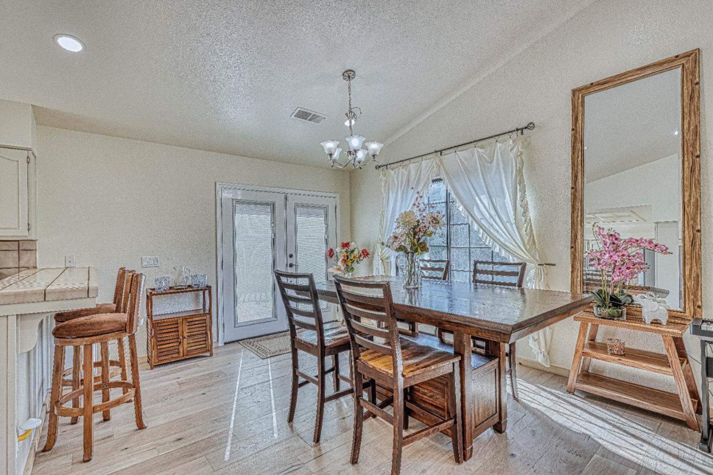 Detail Gallery Image 11 of 60 For 6640 Kim Ann Ln, Salinas,  CA 93907 - 4 Beds | 3 Baths