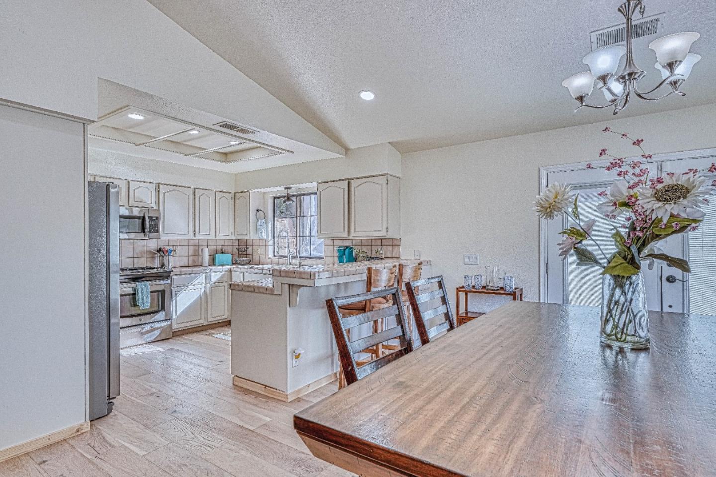 Detail Gallery Image 12 of 60 For 6640 Kim Ann Ln, Salinas,  CA 93907 - 4 Beds | 3 Baths
