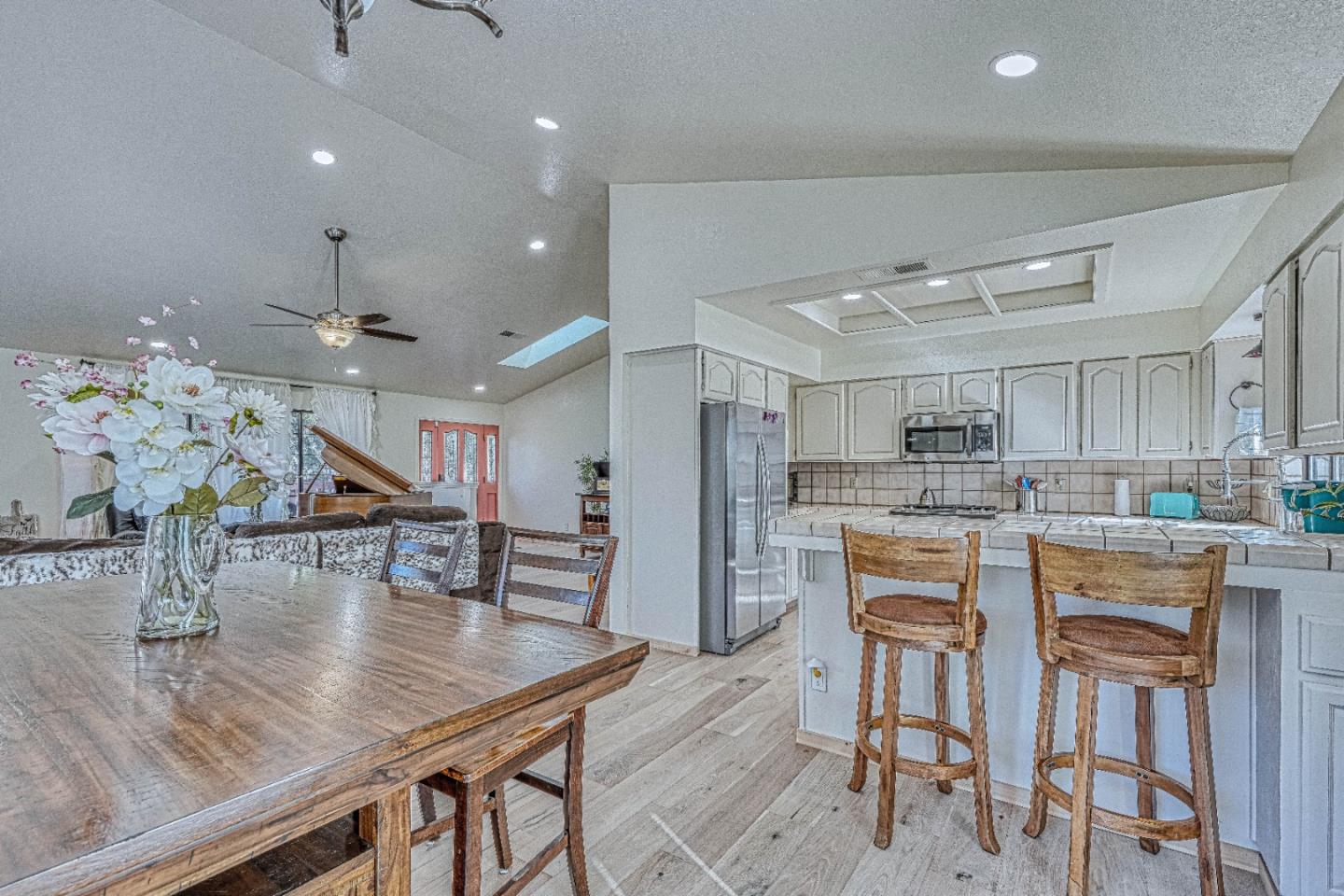 Detail Gallery Image 13 of 60 For 6640 Kim Ann Ln, Salinas,  CA 93907 - 4 Beds | 3 Baths