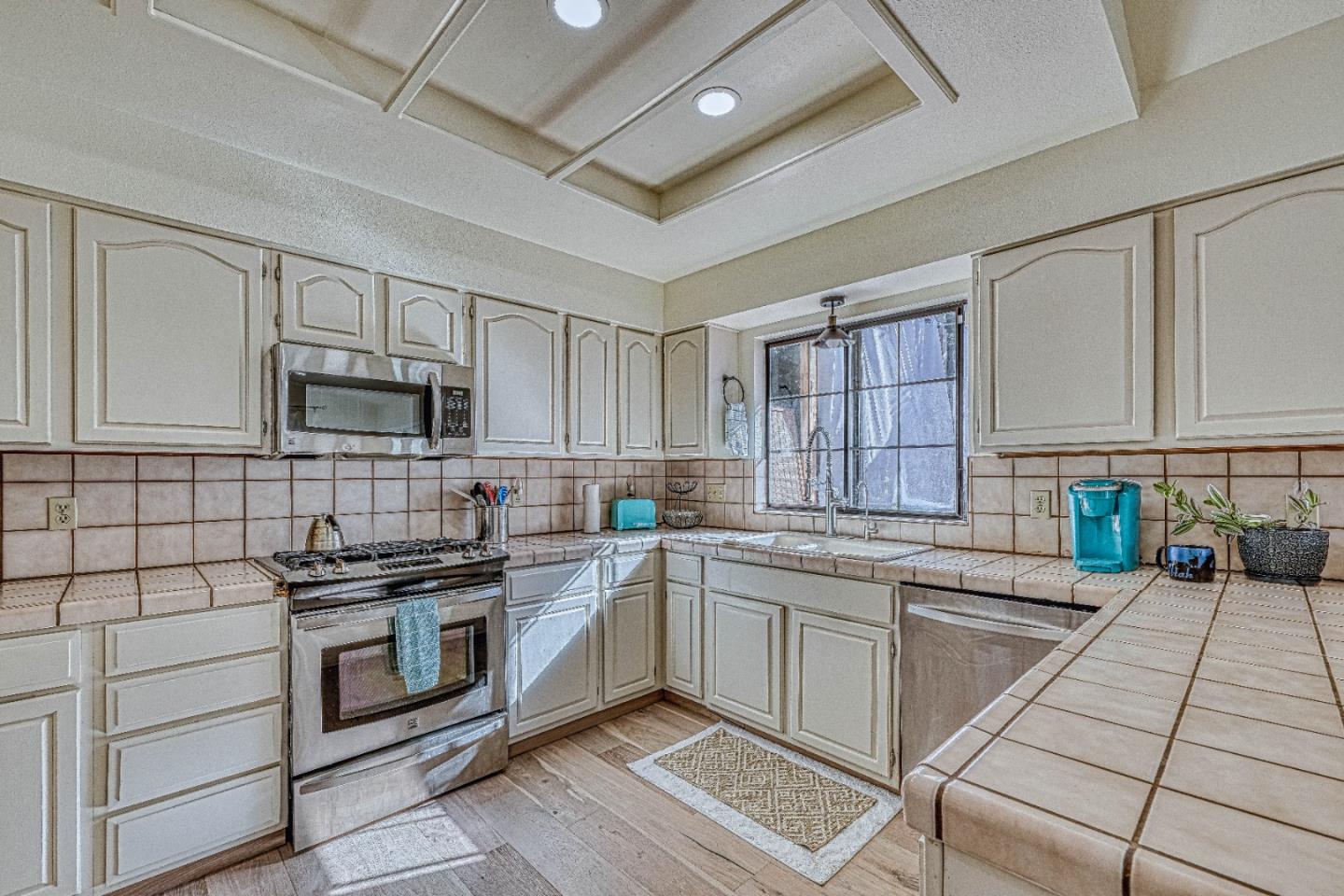 Detail Gallery Image 14 of 60 For 6640 Kim Ann Ln, Salinas,  CA 93907 - 4 Beds | 3 Baths