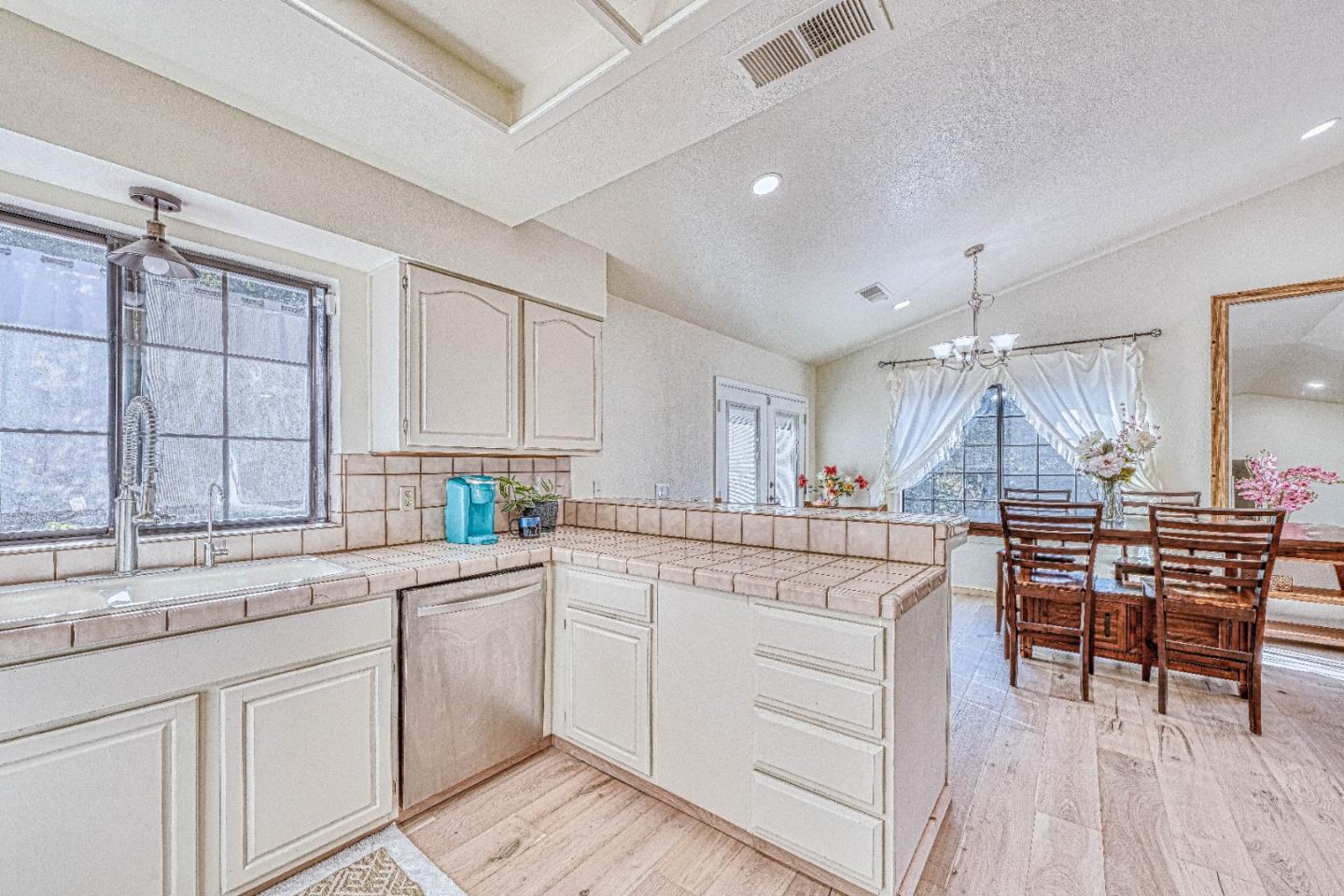 Detail Gallery Image 15 of 60 For 6640 Kim Ann Ln, Salinas,  CA 93907 - 4 Beds | 3 Baths