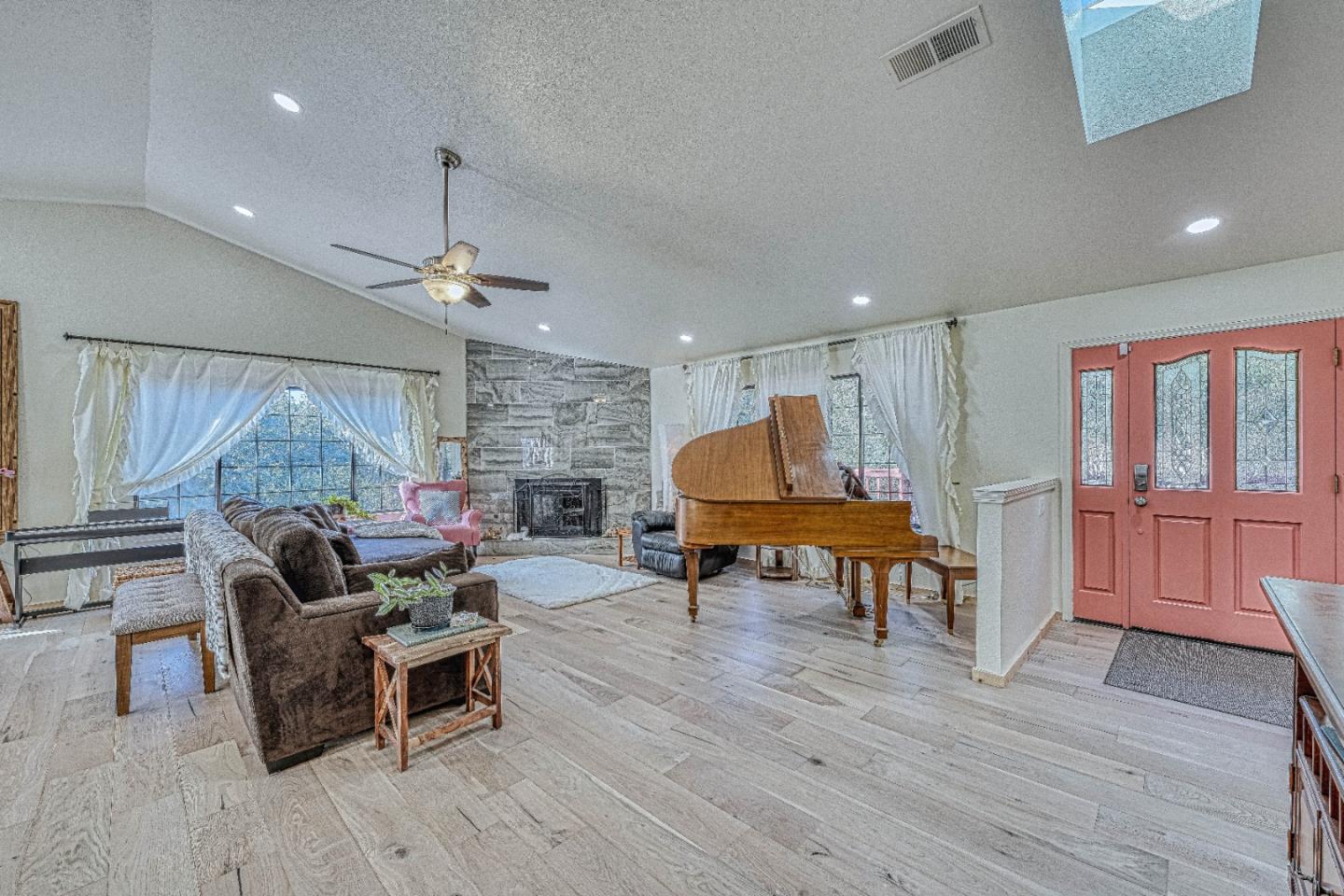 Detail Gallery Image 8 of 60 For 6640 Kim Ann Ln, Salinas,  CA 93907 - 4 Beds | 3 Baths