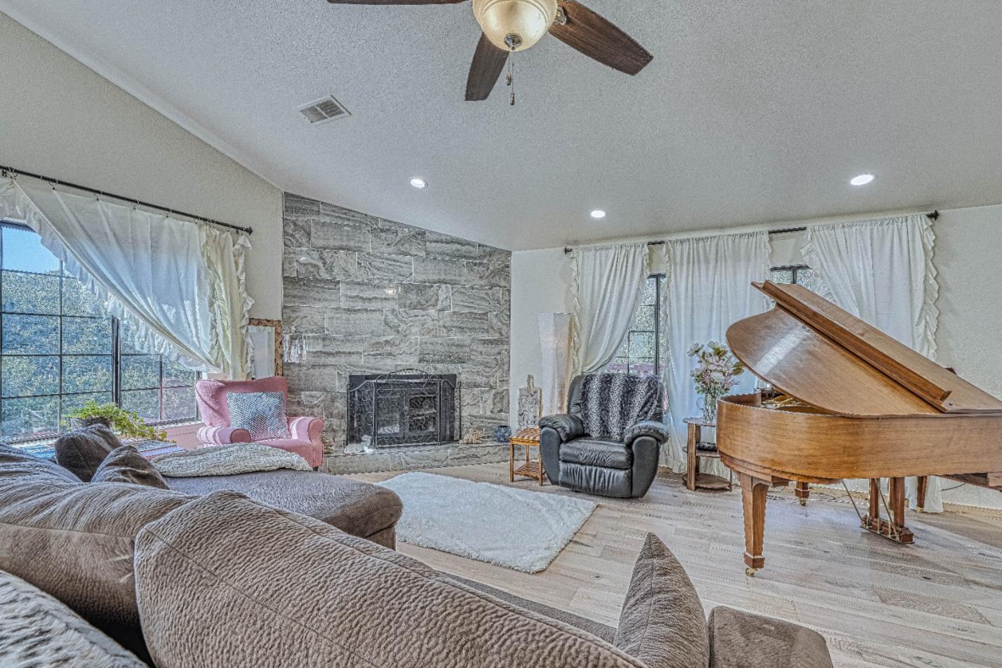 Detail Gallery Image 9 of 60 For 6640 Kim Ann Ln, Salinas,  CA 93907 - 4 Beds | 3 Baths