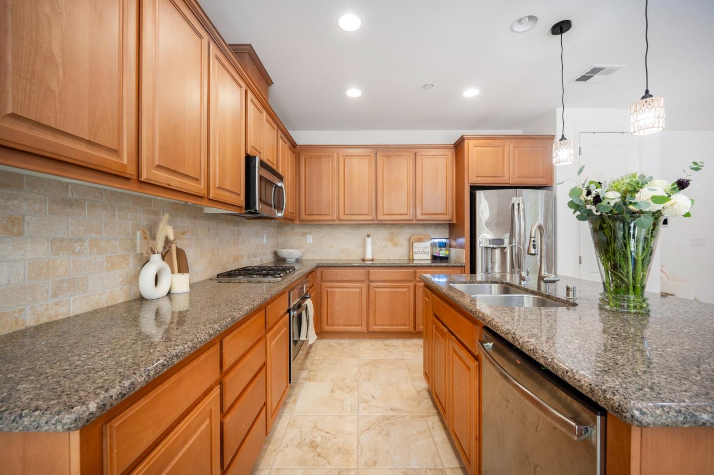 Detail Gallery Image 11 of 27 For 250 Robin Place, Gilroy,  CA 95020 - 3 Beds | 2/1 Baths