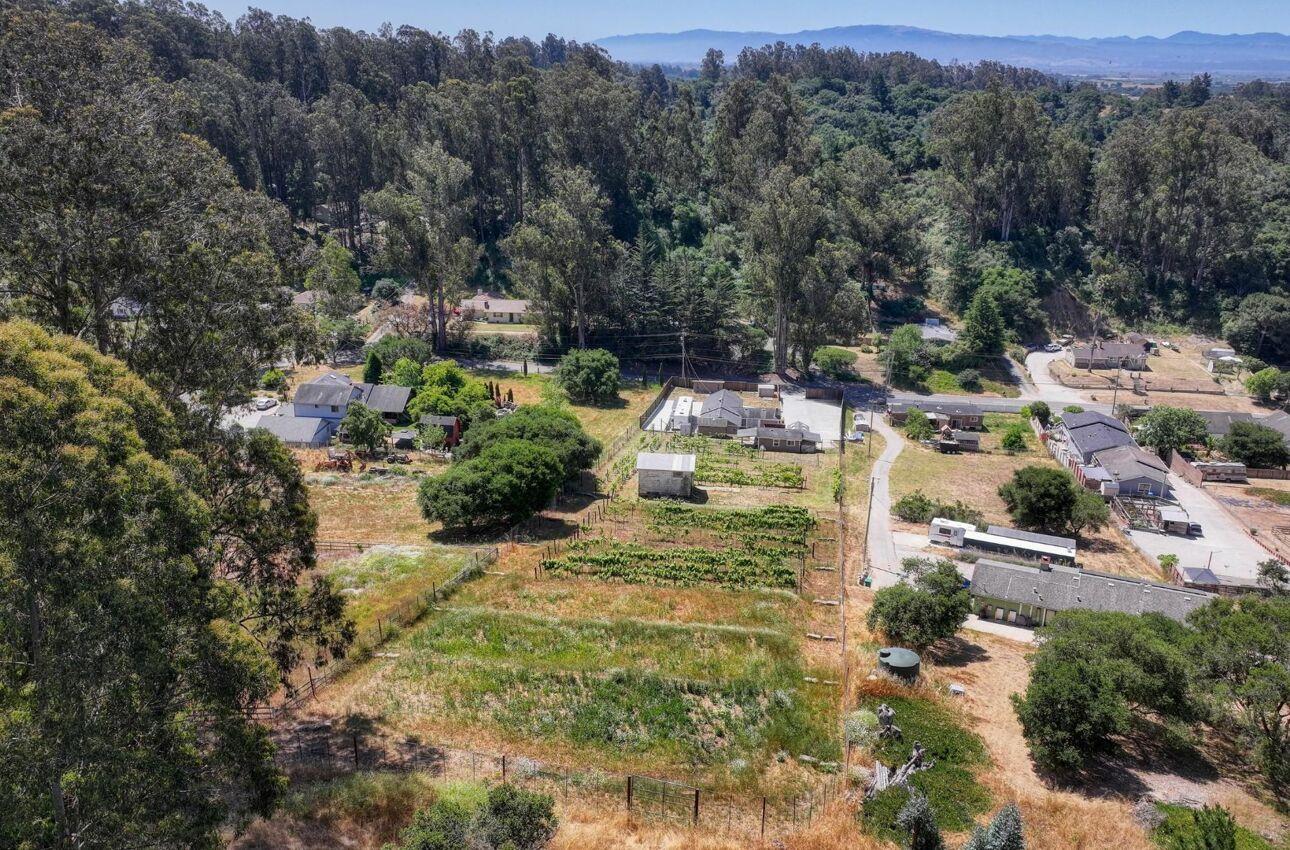 Detail Gallery Image 2 of 43 For 489 Paradise Rd, Salinas,  CA 93907 - 2 Beds | 2 Baths