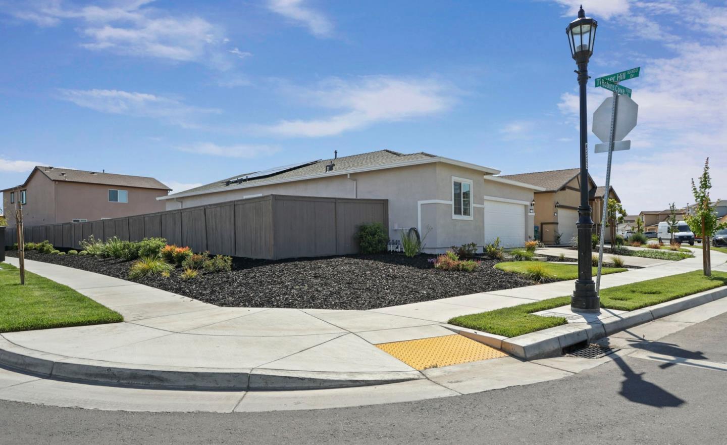 Detail Gallery Image 2 of 39 For 7200 Robins Cove Dr, Stockton,  CA 95219 - 3 Beds | 2 Baths