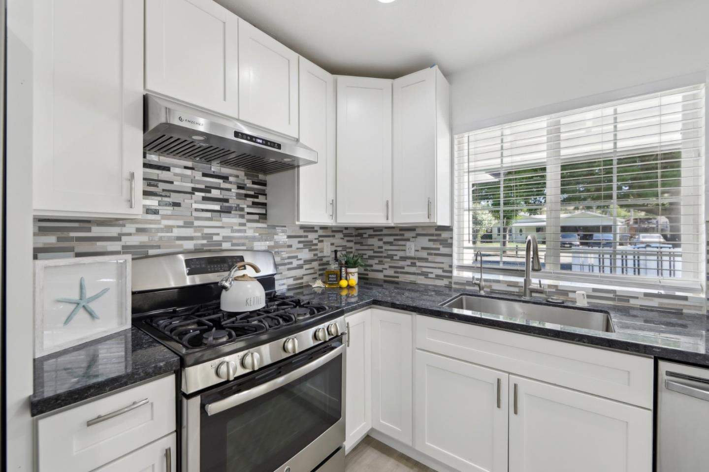 Detail Gallery Image 10 of 35 For 471 Serenade Way, San Jose,  CA 95111 - 3 Beds | 2 Baths