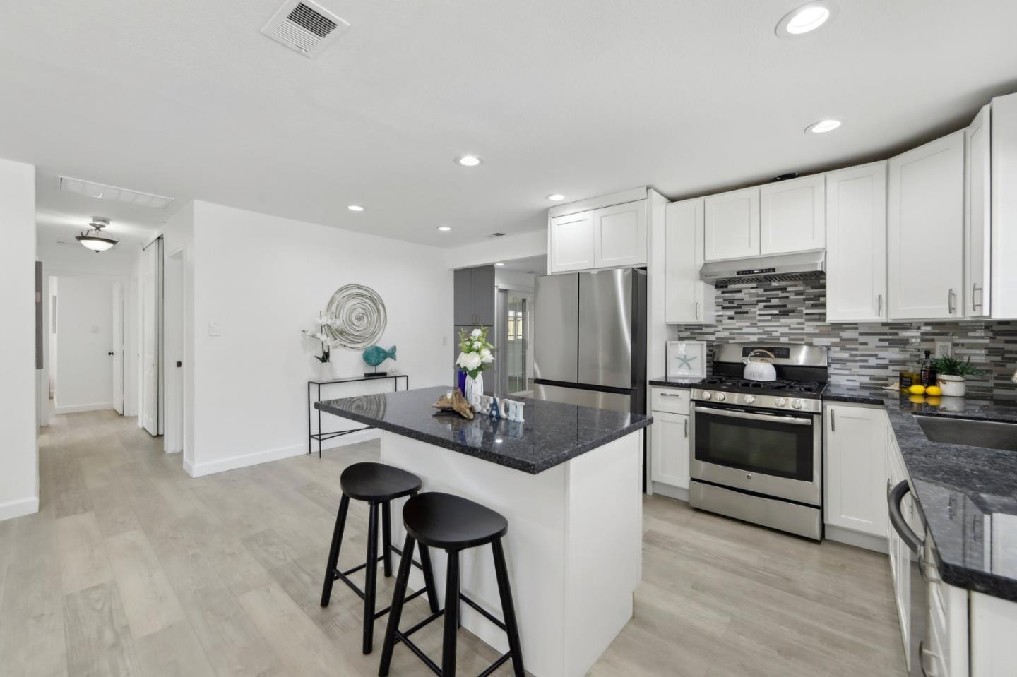 Detail Gallery Image 7 of 35 For 471 Serenade Way, San Jose,  CA 95111 - 3 Beds | 2 Baths