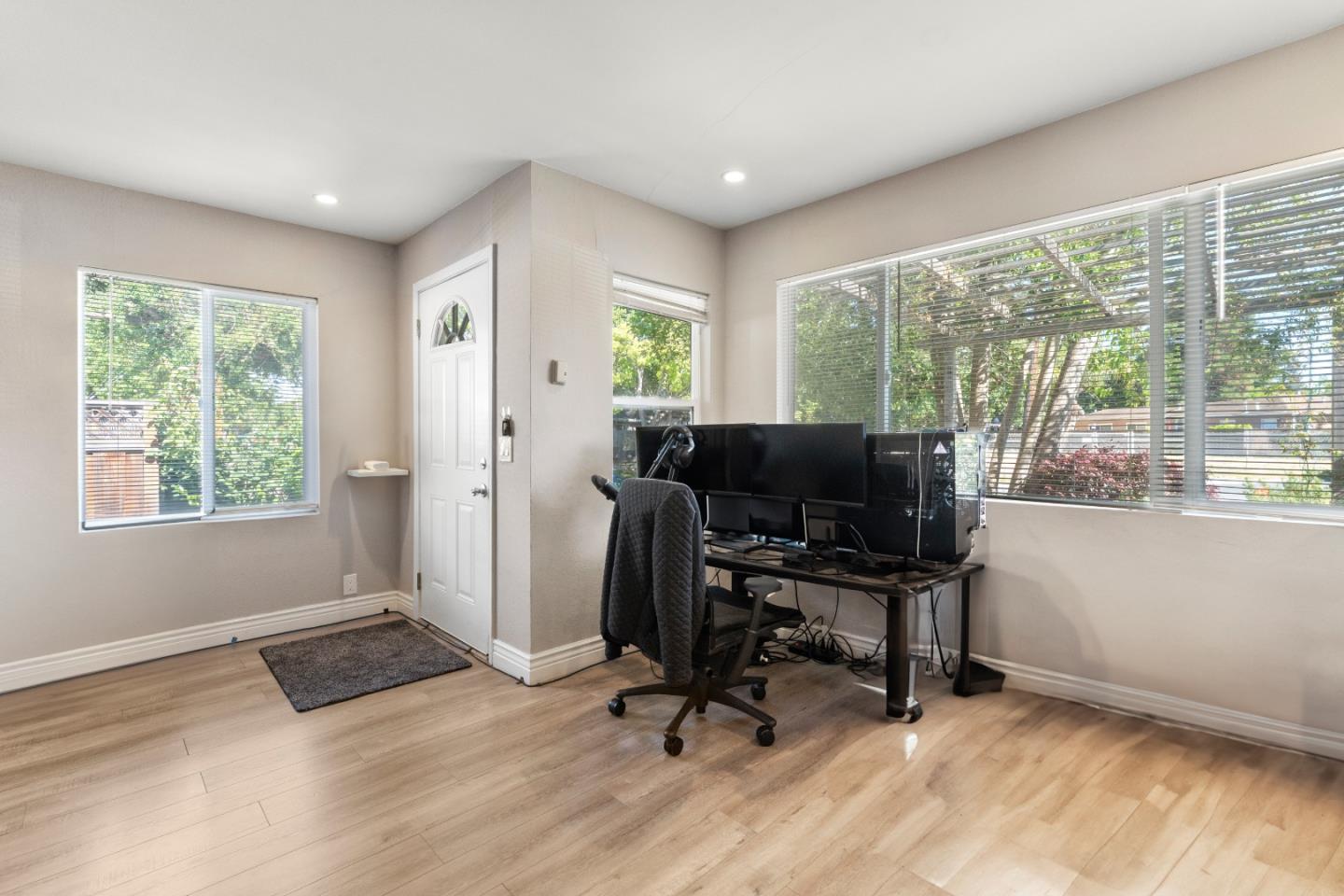 Detail Gallery Image 11 of 62 For 4 Athlone Way, Menlo Park,  CA 94025 - 3 Beds | 4 Baths