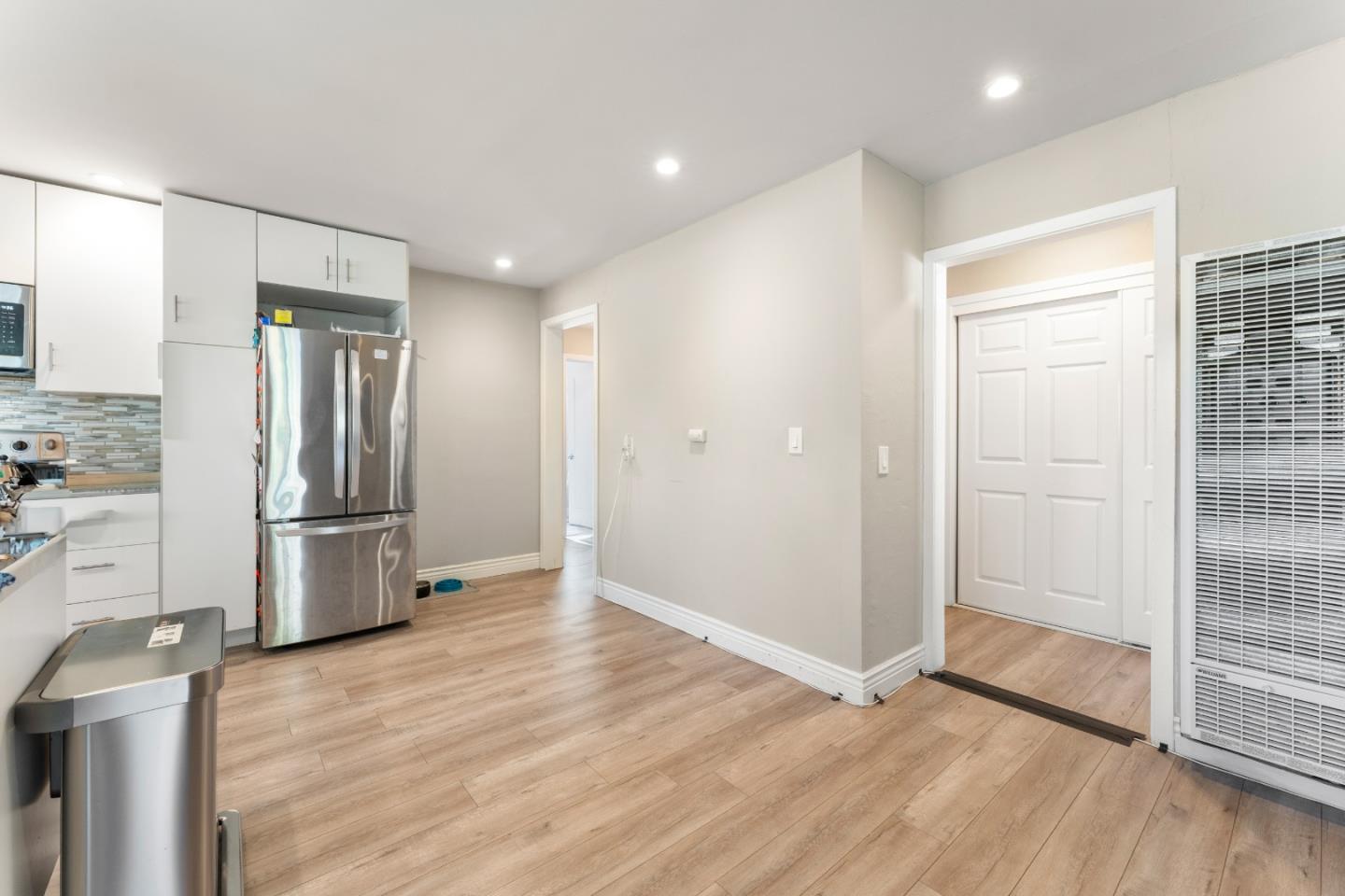 Detail Gallery Image 12 of 62 For 4 Athlone Way, Menlo Park,  CA 94025 - 3 Beds | 4 Baths